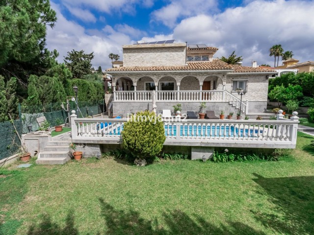 Villa con 4 Dormitorios  en Artola