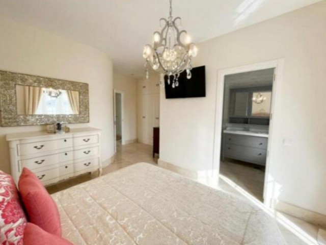 Villa avec 5 Chambres  à San Roque