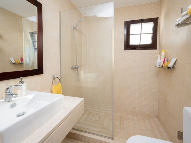 Apartamento con 2 Dormitorios  en Altos de los Monteros