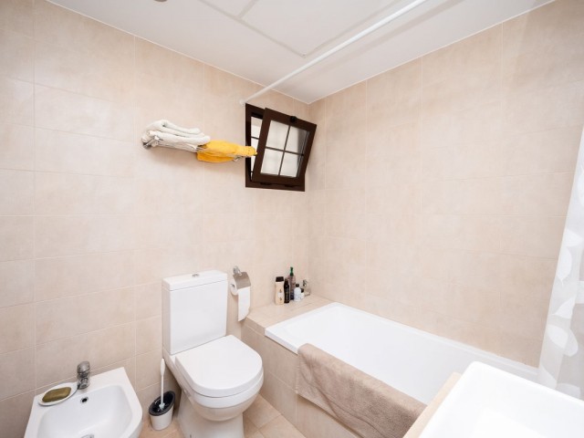 Apartamento con 2 Dormitorios  en Altos de los Monteros