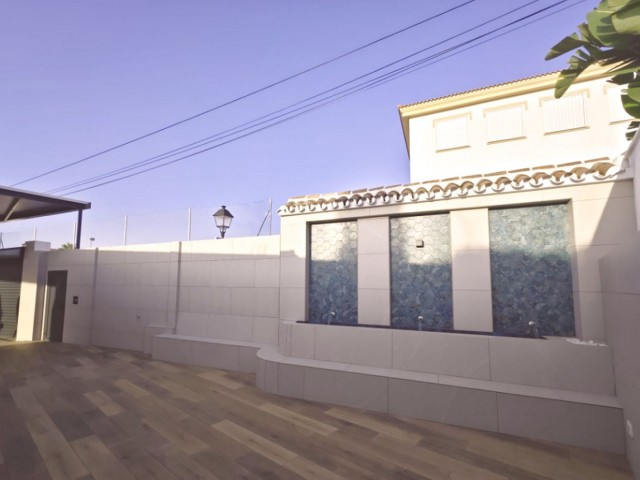 Villa con 4 Dormitorios  en El Coto