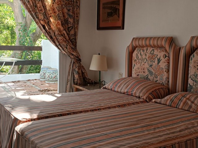 Apartamento con 3 Dormitorios  en Guadalmina Baja