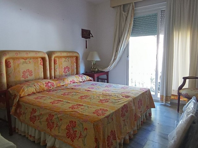 Apartamento con 3 Dormitorios  en Guadalmina Baja