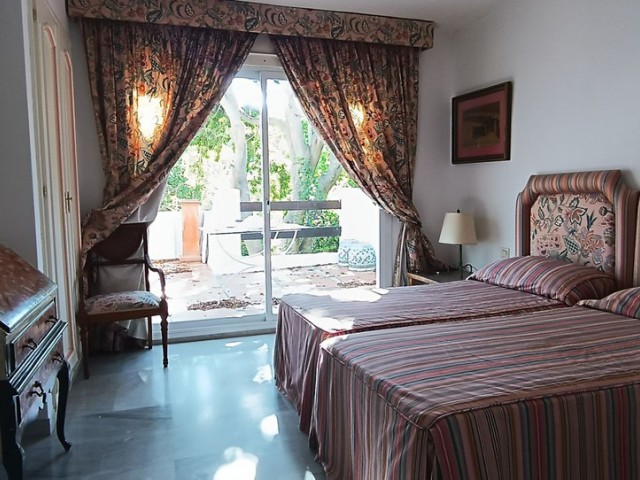 Apartamento con 3 Dormitorios  en Guadalmina Baja