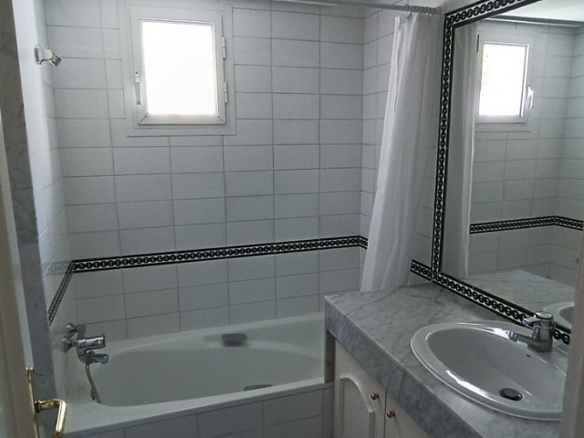 Apartamento con 3 Dormitorios  en Guadalmina Baja