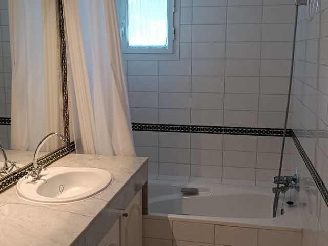 Apartamento con 3 Dormitorios  en Guadalmina Baja