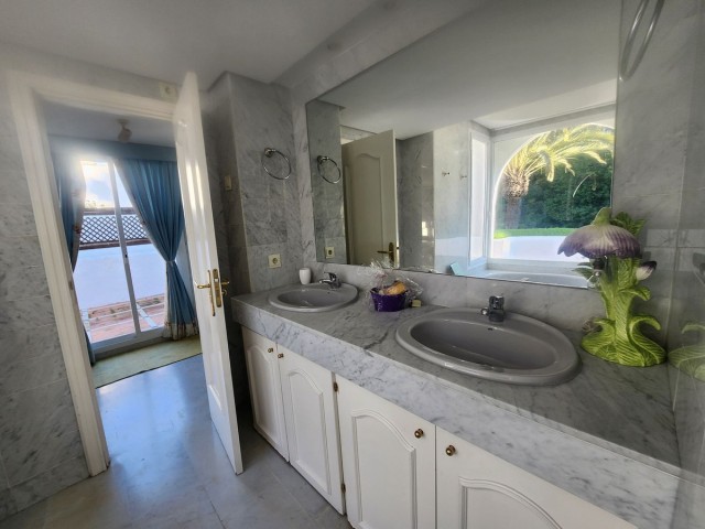 Apartamento con 3 Dormitorios  en Guadalmina Baja