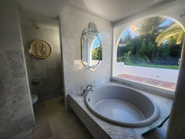 Apartamento con 3 Dormitorios  en Guadalmina Baja