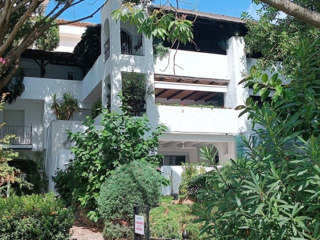 Apartamento con 3 Dormitorios  en Guadalmina Baja