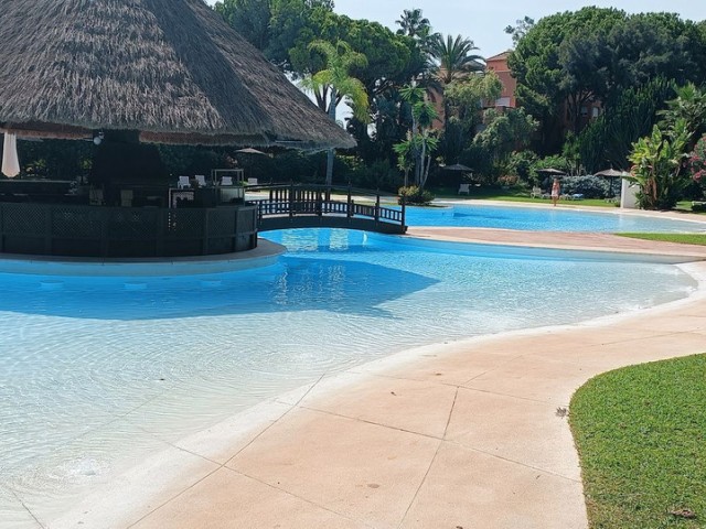 Apartamento con 3 Dormitorios  en Guadalmina Baja