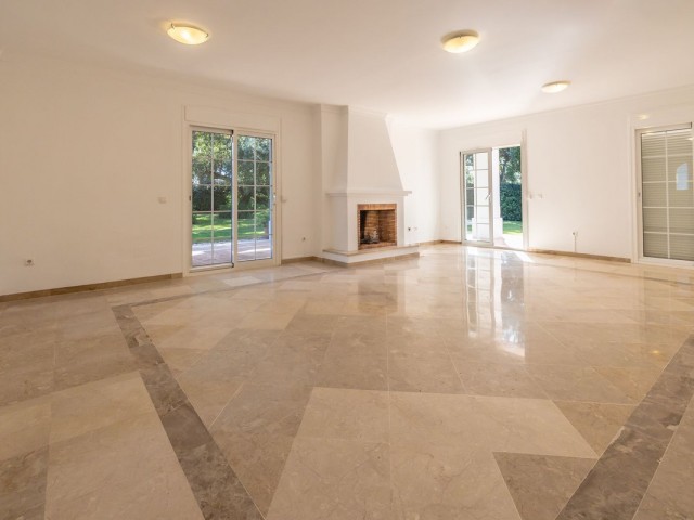 4 Bedrooms Villa in San Roque Club