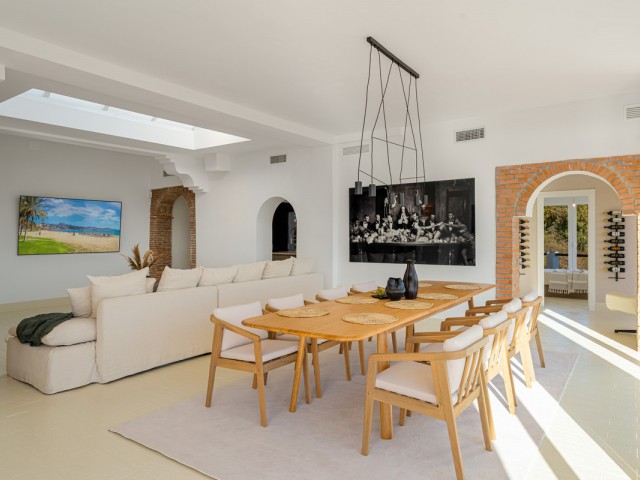 Villa con 6 Dormitorios  en El Madroñal