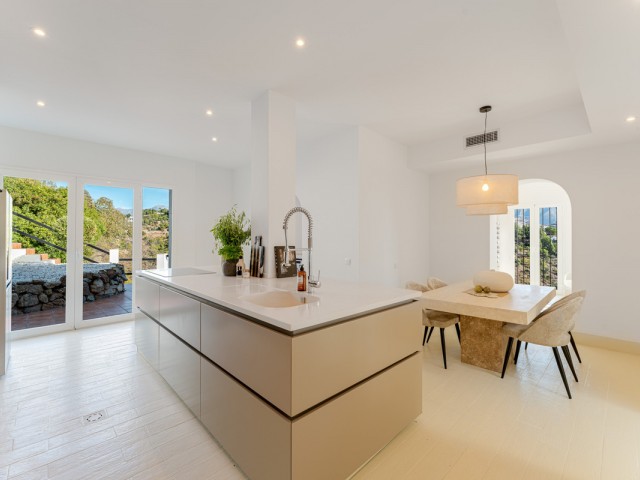 Villa con 6 Dormitorios  en El Madroñal