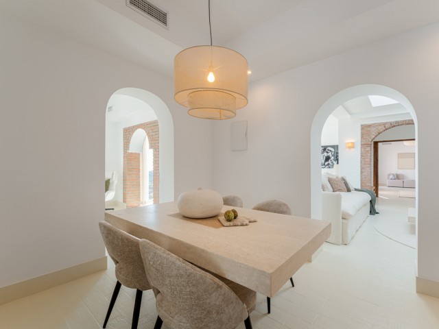 Villa con 6 Dormitorios  en El Madroñal