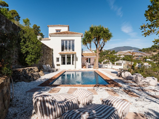 Villa con 6 Dormitorios  en El Madroñal