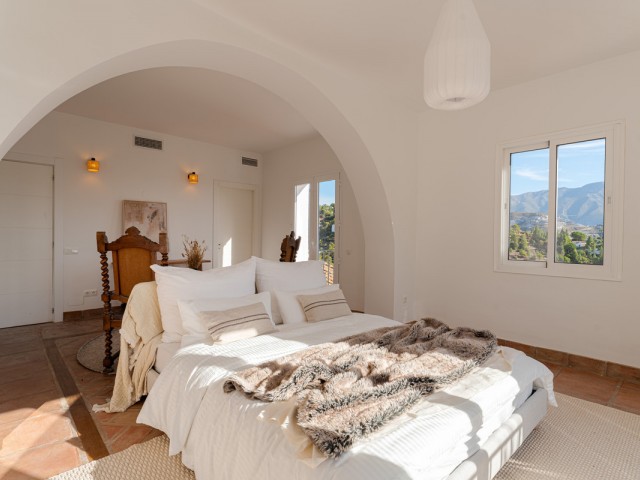 Villa con 6 Dormitorios  en El Madroñal