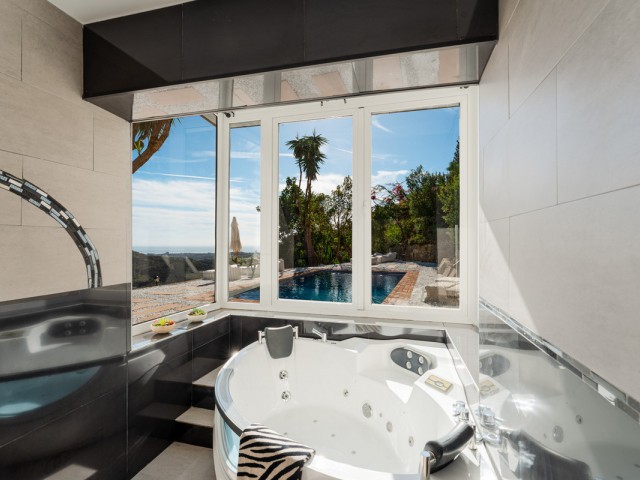 Villa con 6 Dormitorios  en El Madroñal