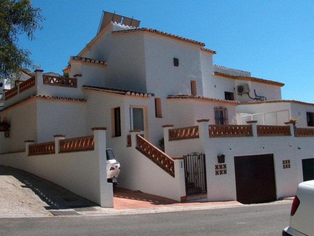 4 Bedrooms Villa in Calahonda