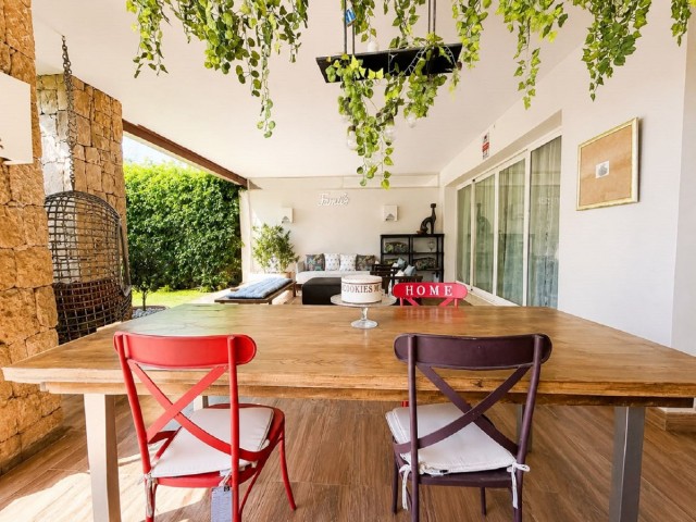 Apartamento con 3 Dormitorios  en Río Real