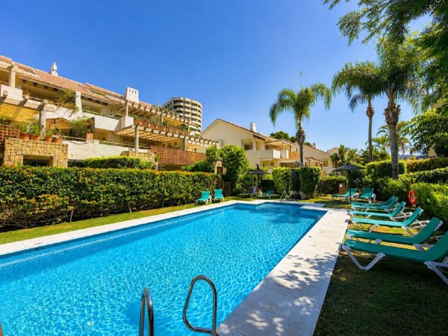 Apartamento con 3 Dormitorios  en Río Real