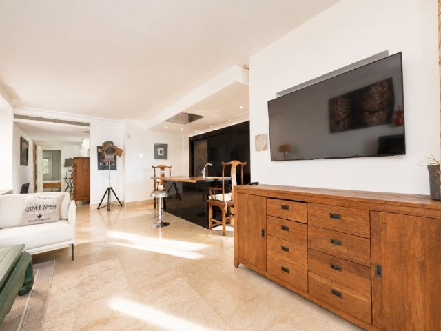 Apartamento con 3 Dormitorios  en Río Real