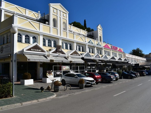 Comercial con 0 Dormitorios  en Aloha