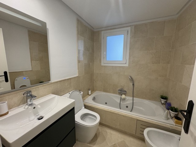 Apartamento con 2 Dormitorios  en Aloha