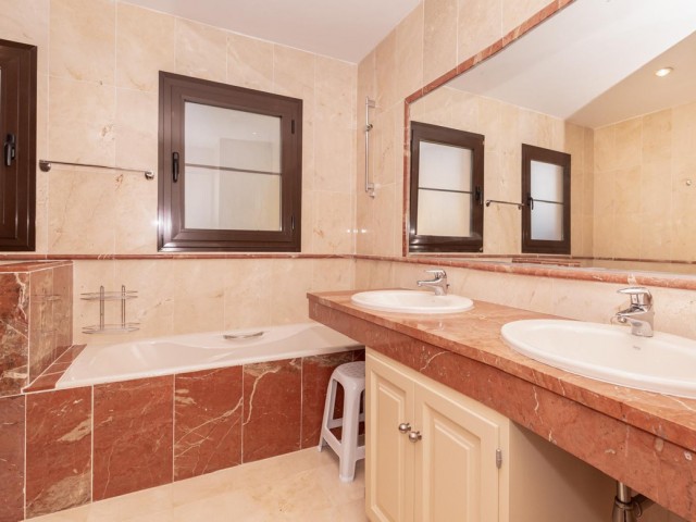 Appartement avec 4 Chambres  à Hacienda del Sol