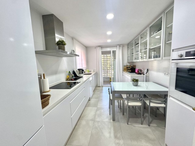Appartement avec 4 Chambres  à Guadalmina Baja