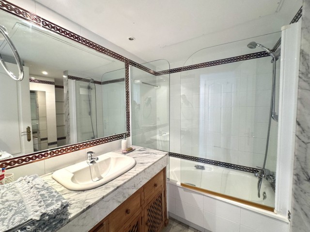 Appartement avec 4 Chambres  à Guadalmina Baja