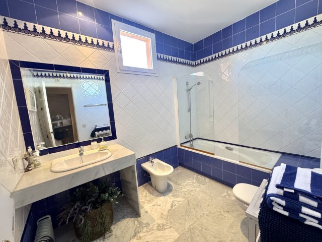 Appartement avec 4 Chambres  à Guadalmina Baja