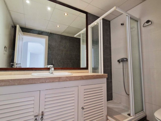 Apartamento con 2 Dormitorios  en Benalmadena Costa