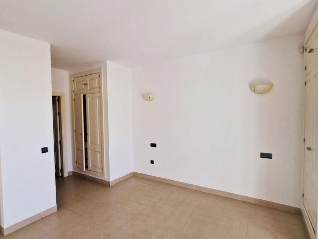 Apartamento con 2 Dormitorios  en Benalmadena Costa