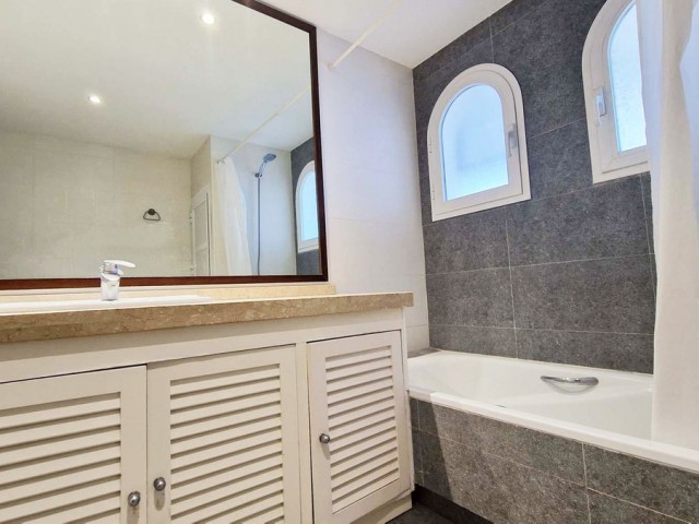 Apartamento con 2 Dormitorios  en Benalmadena Costa
