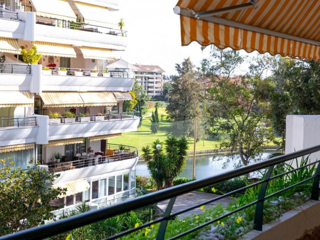 Apartamento con 2 Dormitorios  en Guadalmina Alta