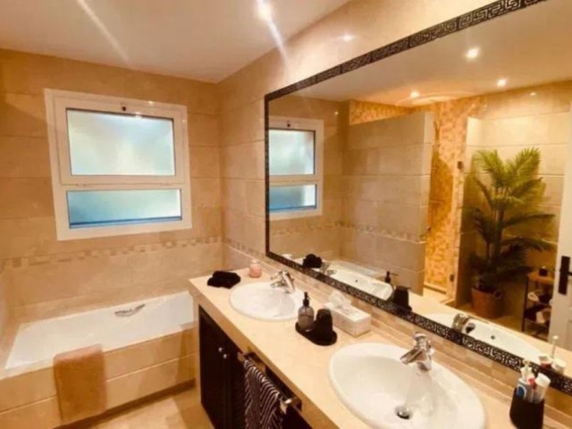Apartamento con 3 Dormitorios  en San Roque