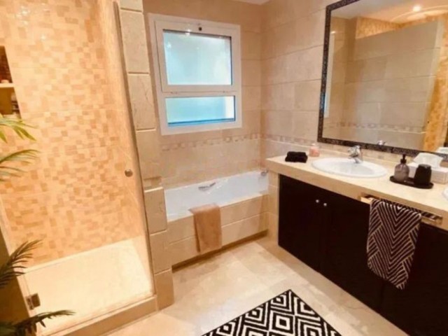Apartamento con 3 Dormitorios  en San Roque