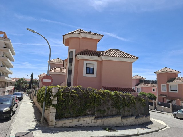 Adosado con 3 Dormitorios  en San Luis de Sabinillas