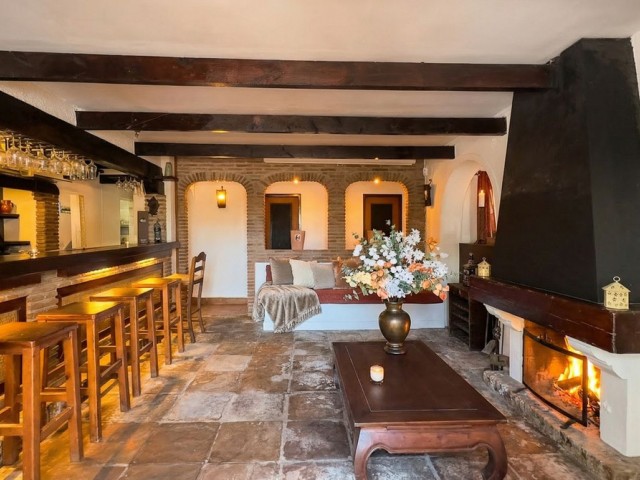 Commercial avec 2 Chambres  à Campo Mijas