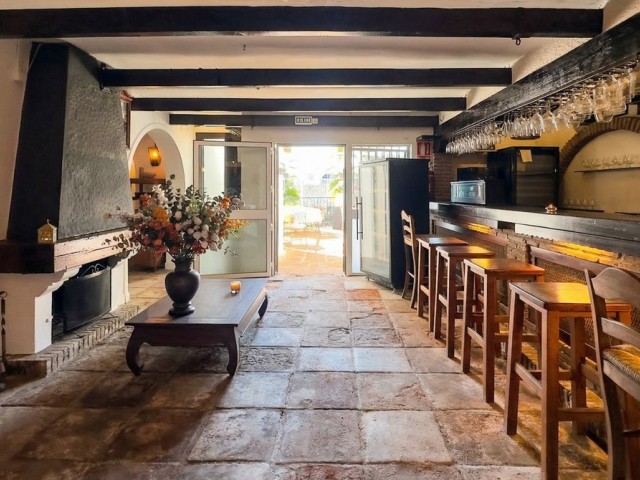 Commercial avec 2 Chambres  à Campo Mijas