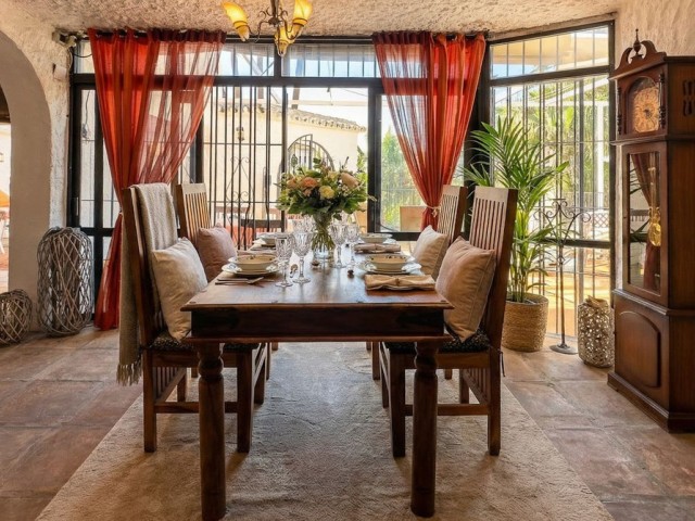 Commercial avec 2 Chambres  à Campo Mijas