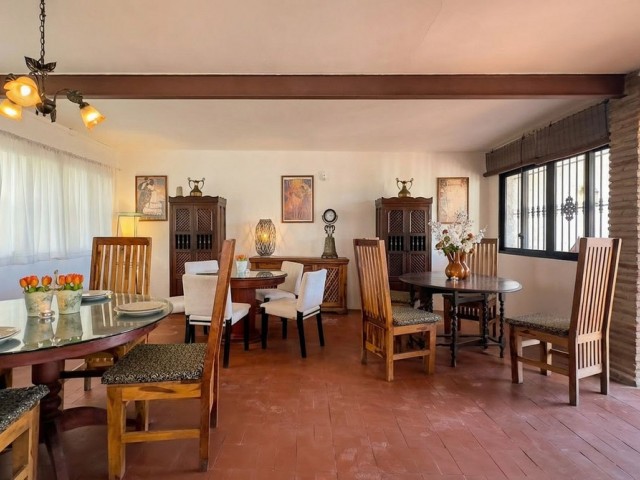 Commercial avec 2 Chambres  à Campo Mijas
