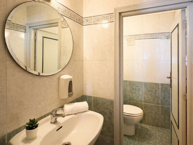 Commercial avec 2 Chambres  à Campo Mijas
