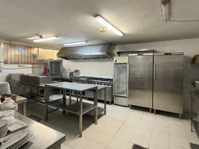 Commercial avec 2 Chambres  à Campo Mijas