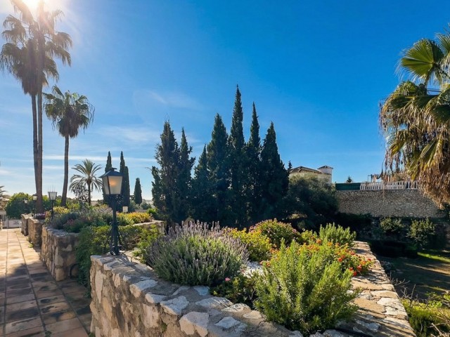 Commercial avec 2 Chambres  à Campo Mijas