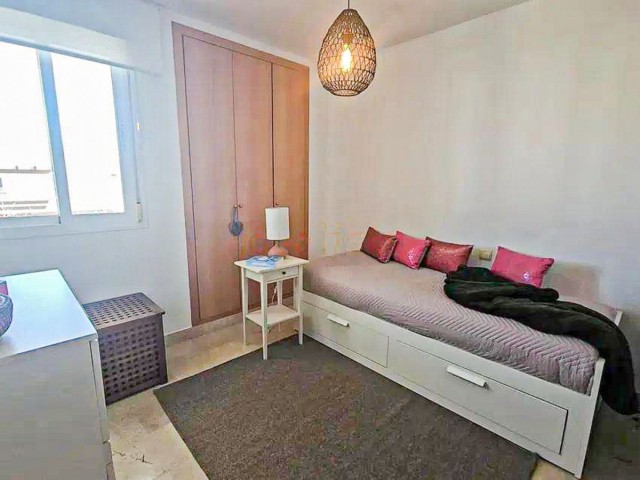 Apartamento con 3 Dormitorios  en Selwo