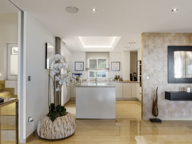 Apartamento con 4 Dormitorios  en Los Almendros