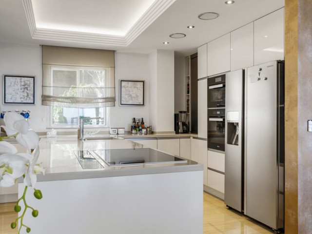 Apartamento con 4 Dormitorios  en Los Almendros