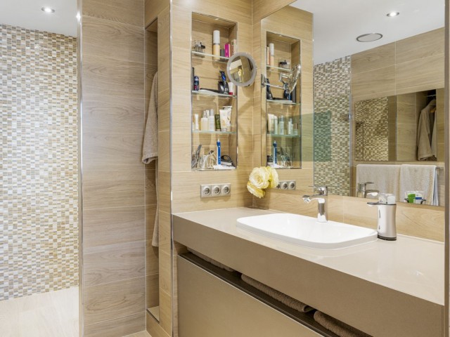 Apartamento con 4 Dormitorios  en Los Almendros
