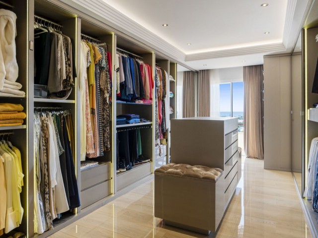Apartamento con 4 Dormitorios  en Los Almendros